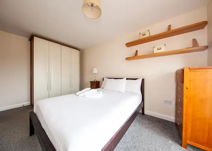 Spacious 2bdr Flat Near *